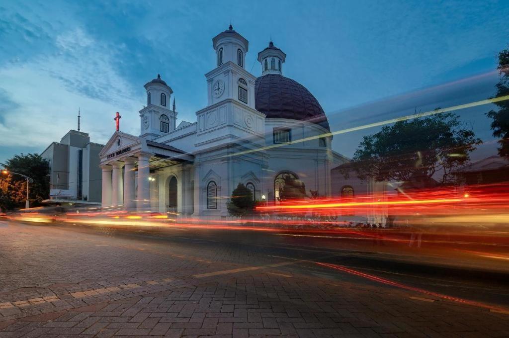 New Mira Hotel Semarang Exteriör bild