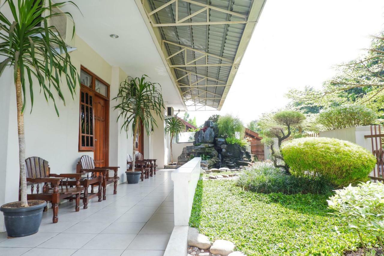 New Mira Hotel Semarang Exteriör bild