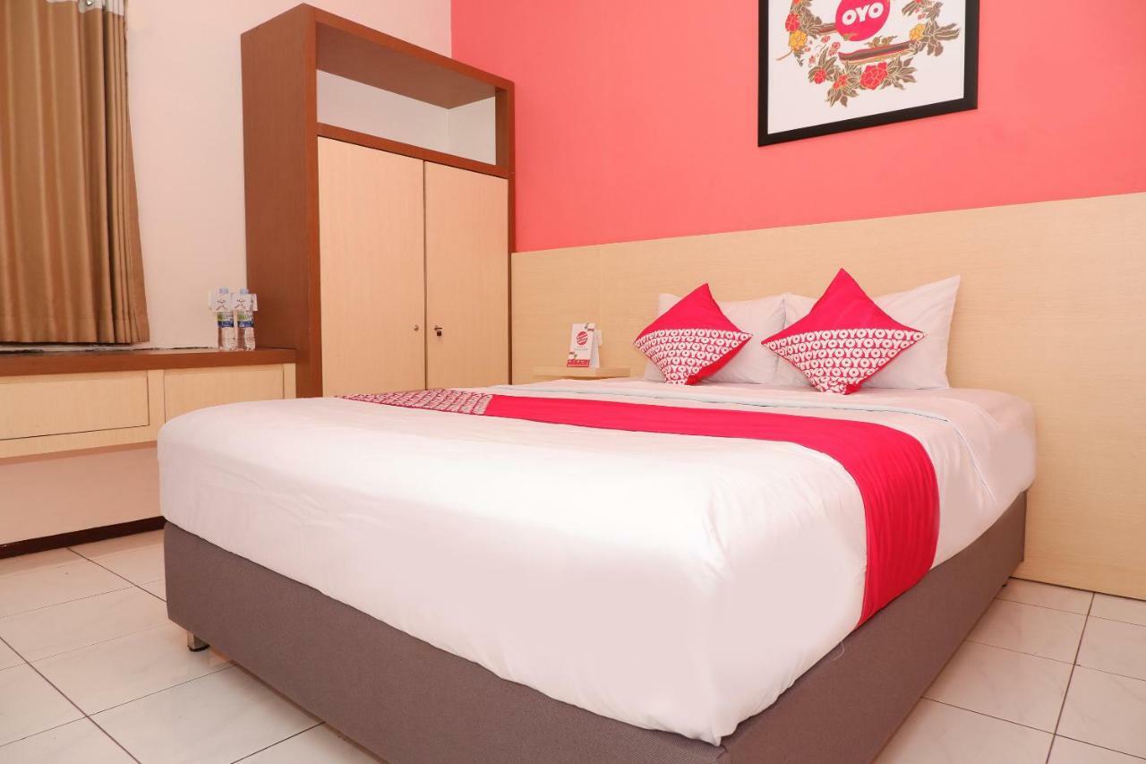 New Mira Hotel Semarang Exteriör bild